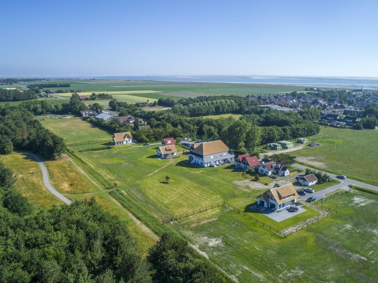 Apartment In Tasteful Farmhouse In De Cocksdorp Bagian luar foto